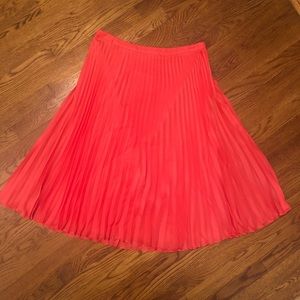 🔥 Classy but Sassy Loft Skirt 🔥